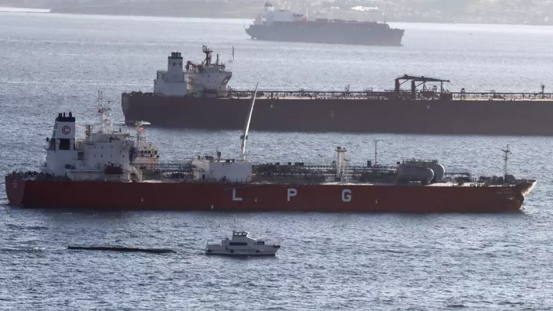 Uno de los buques implicados trasvase de petróleo que ha provocado un vertido de fuel en la Bahía de Algeciras, frente al Peñón de Gibraltar, a 1 de agosto de 2023