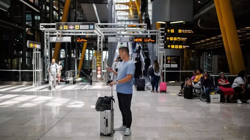 Un hombre con una maleta en la Terminal T4 del Aeropuerto Adolfo Suárez-Madrid Barajas, a 21 de junio de 2023, en Madrid