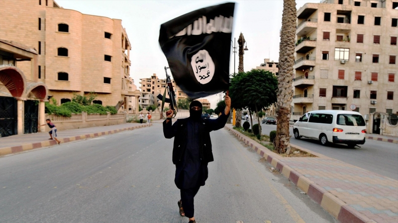 Foto de archivo. Un terrorista del Estado Islámico con su bandera.