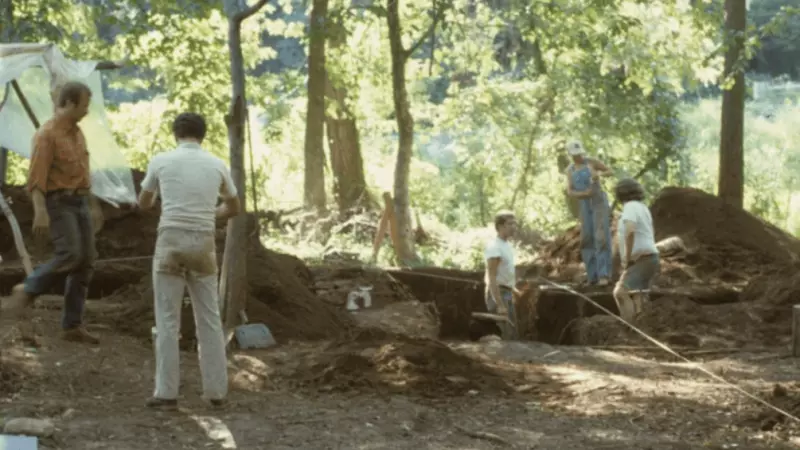 Arqueólogos estadounidenses realizan excavaciones en el cementerio hallado cerca de la fundición Catoctin, en 1979. / Mid-Atlantic Archaeological Research.