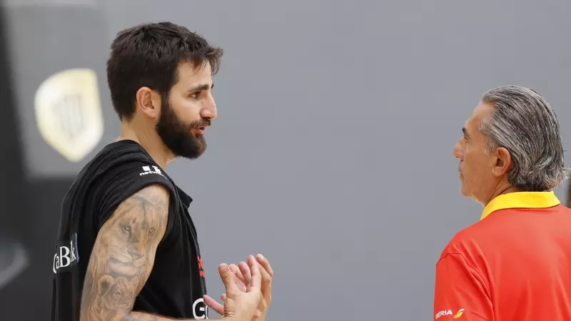 Ricky Rubio charla con el seleccionador Sergio Scariolo durante un entrenamiento de la selección española de baloncesto el 28 de julio de 2023.