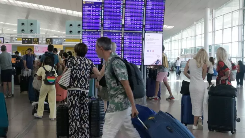 El pas continu de passatgers a la zona de sortides de l'aeroport del Prat.