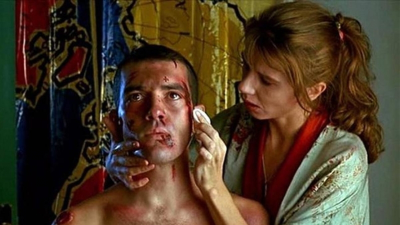 Antonio Banderas con Victoria Abril, en una secuencia de '¡Átame!'.