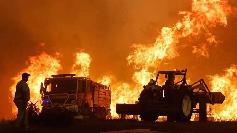 Un hombre observa el fuego en Odemira, Potugal, a 7 de agosto de 2023.
