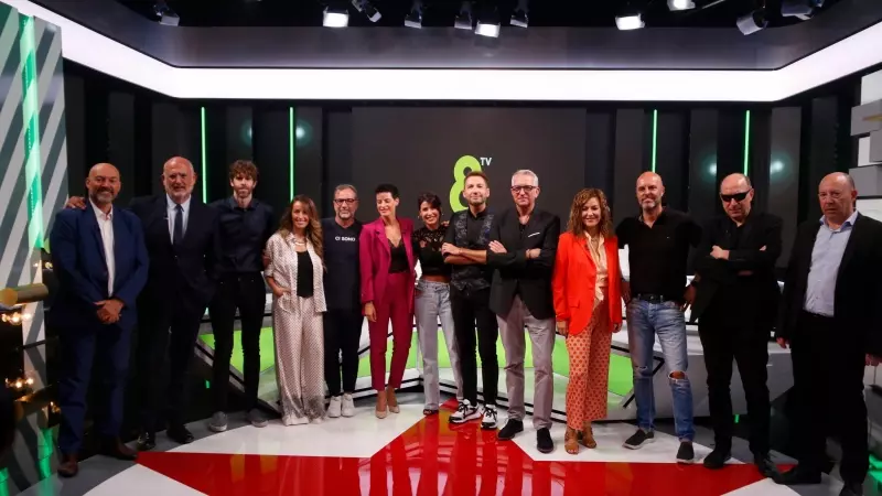 Fotografia de família amb els màxims responsables de 8TV i els principals presentadors de la temporada