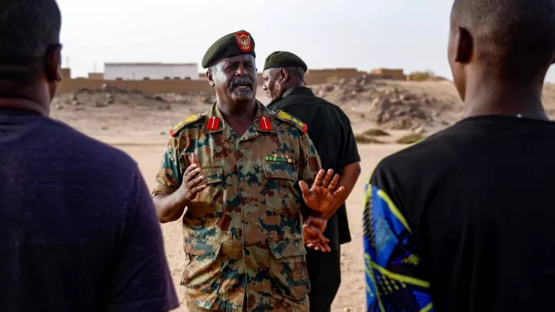 Un oficial sudanés habla con civiles reclutados por el ejército mientras participan en un entrenamiento militar en el área de Kassinger, en el estado del norte de Sudán, el 9 de agosto de 2023.