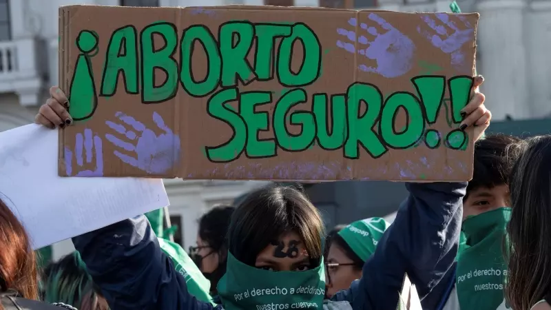 Varias manifestantes se reúnen en una plaza central de Lima para conmemorar el Día Internacional para la Despenalización del Aborto el 28 de septiembre de 2022.