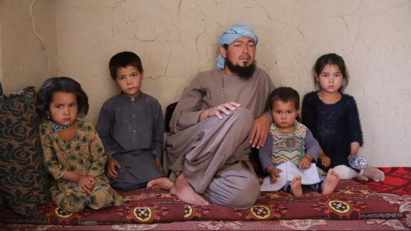 19/07/2023 - Khalid y cuatro de sus nueve hijos en una aldea rural del norte de Afganistán, a 19 de julio de 2023.