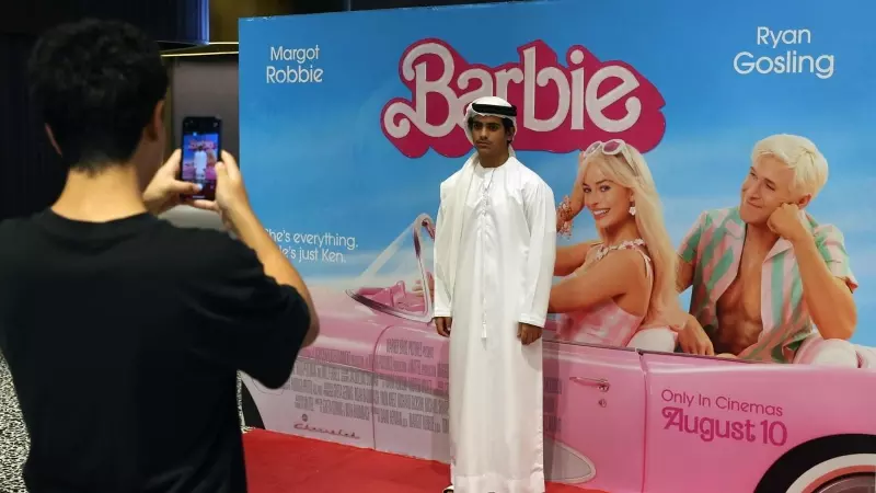 14/8/23 Un joven se fotografía frente a un cartel de 'Barbie' en los Roxy Cinemas de Dubai, el pasado 10 de agosto.
