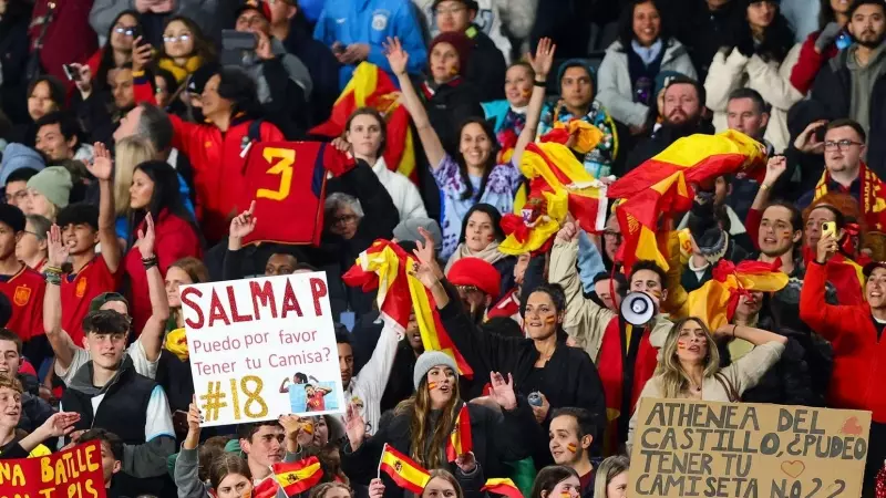 Los fanáticos del equipo de España celebran después de ganar la semifinal de la Copa Mundial Femenina de la FIFA 2023 entre España y Suecia en Auckland, Nueva Zelanda.