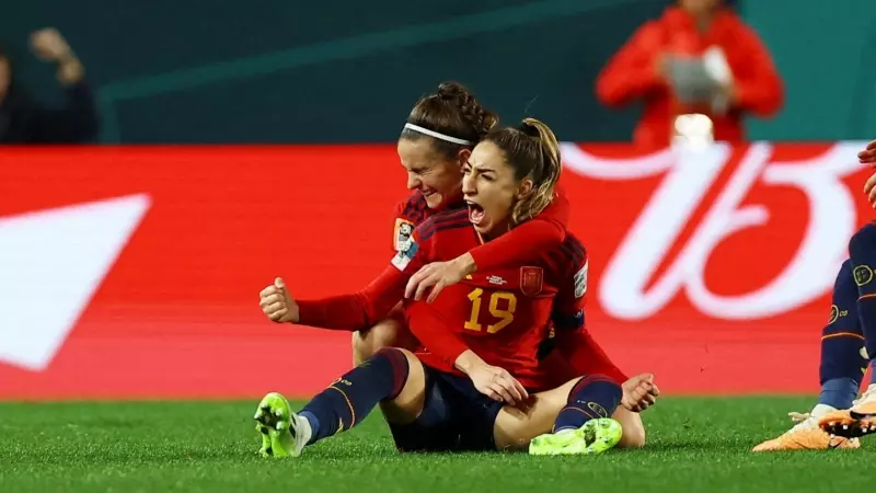 Olga Carmona celebra su segundo gol con sus compañeras