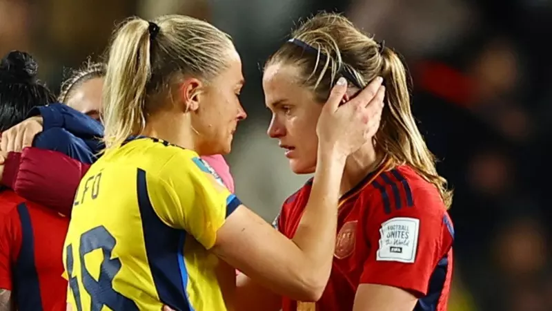 La española Laia Codina con Fridolina Rolfo de Suecia después del partido mientras España avanza a la final