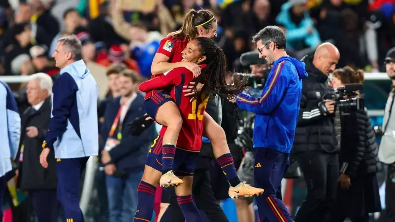 Mariona Caldentey y Salma Paralluelo celebran después de ganar el partido de fútbol semifinal de la Copa Mundial Femenina
