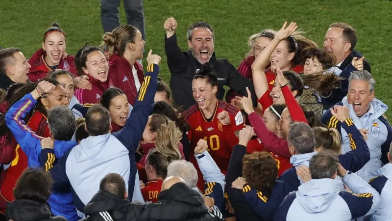 Las jugadoras y el entrenador de España, Jorge Vilda, celebran después de avanzar a la final de la Copa del Mundo