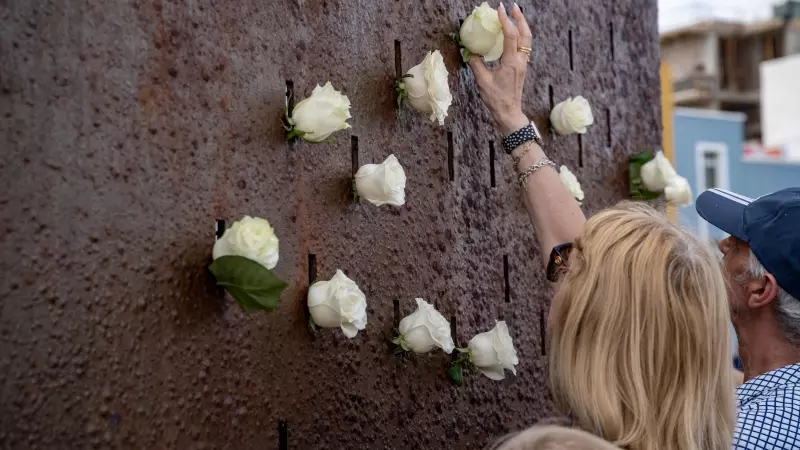 Varias personas depositan flores en el monumento por las víctimas durante la ofrenda floral por el 15º aniversario de la tragedia de Spanair, a 20 de agosto de 2023, en Las Palmas de Gran Canaria.