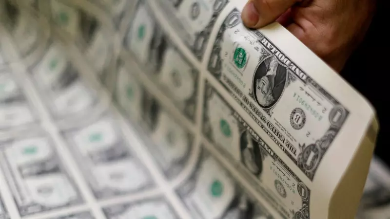 Pliegos de billetes de un dólar inspeccionados durante su producción en la Oficina de Grabado e Impresión en Washington. REUTERS/Gary Cameron