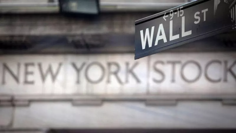 Cartel indicador de Wall Street, la calle donde tiene su sede la Bolsa de Nueva York (NYSE, de New York Stock Exchange). REUTERS/Carlo Allegri