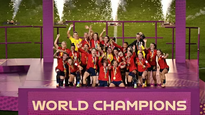 Las jugadoras españolas celebran después de ganar el partido de fútbol final de la Copa Mundial Femenina de la FIFA 2023 entre España e Inglaterra en el Estadio Australia en Sydney, el domingo 20 de agosto de 2023.