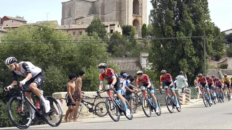 Foto de archivo de varios ciclistas durante la Vuelta Ciclista a Burgos.