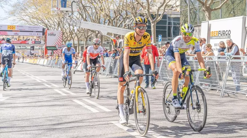 Ciclistes arriben a la meta de Montjuïc de la passada Volta Ciclista a Catalunya