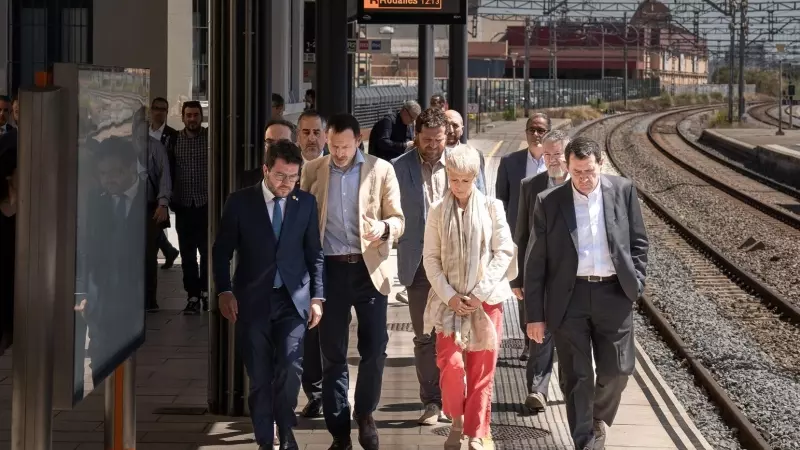 El president de la Generalitat de Catalunya, Pere Aragonès; el director general de Adif, Ángel Contreras y la directora de Rodalies, Mayte Castillo, durante su visita a la estación de Gavà, a 8 de mayo de 2023.