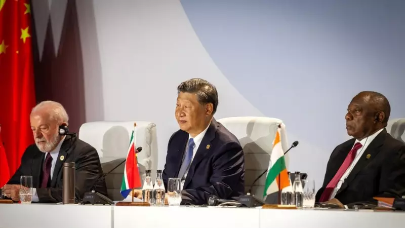 El presidente brasileño Luiz Inacio Lula da Silva, el presidente chino Xi Jinping y el presidente sudafricano Cyril Ramaphosa asisten al diálogo de los Amigos de los líderes BRICS durante la 15ª Cumbre de BRICS, en Johannesburgo, Sudáfrica, el 24 de agost