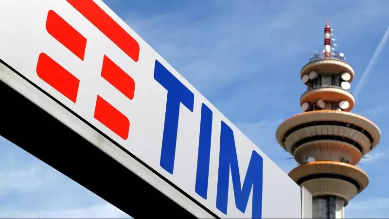 El logo de Telecom Italia en su sede en Milán. REUTERS/Stefano Rellandini