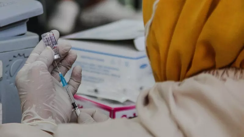 Una sanitaria prepara la vacuna Pfizer contra la covid-19 en Bandung
