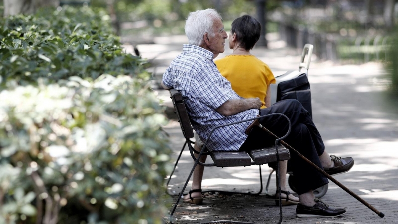 Un pensionista descansa en un banco de un parque de Madrid. E.P./Eduardo Parra