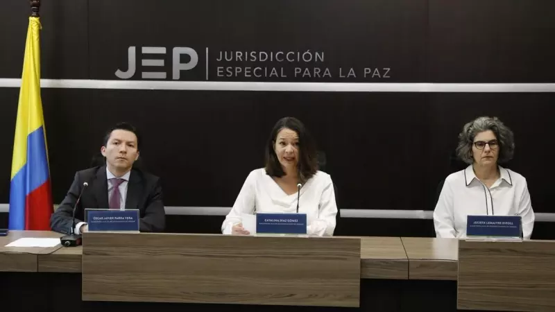 Los magistrados de la Jurisdicción Especial para la Paz (JEP), Óscar Javier Parra (i), Catalina Díaz (c) y Julieta Lemaitre (d) ofrecen una rueda de prensa hoy, en Bogotá (Colombia). La Jurisdicción Especial para la Paz (JEP) imputó este miércoles por pri