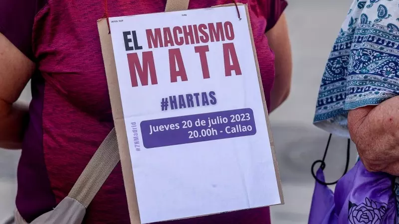 Una mujer porta una pancarta contra la violencia machista en una manifestación feminista en la plaza de Callao, a 20 de julio de 2023, en Madrid.