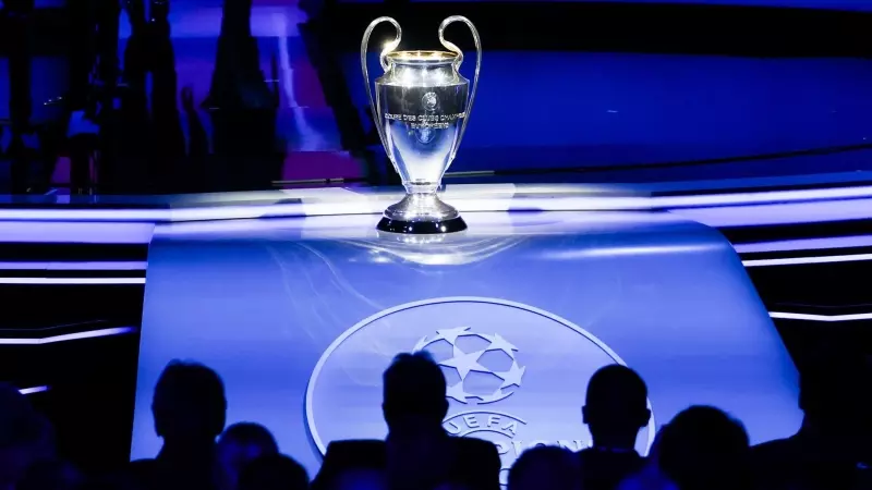 El trofeu de la Lliga de Campions de la UEFA s'exposa durant l'acte d'inici de la temporada de futbol de clubs europeu de la UEFA a Mònaco