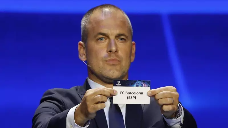 L'exfutbolista Joe Cole mostra el paper del FC Barcelona el sorteig de la fase de grups de la Lliga de Campions de la UEFA