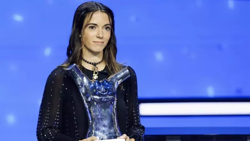 Aitana Bonmatí recibe el premio de la UEFA a la mejor jugadora de la temporada.