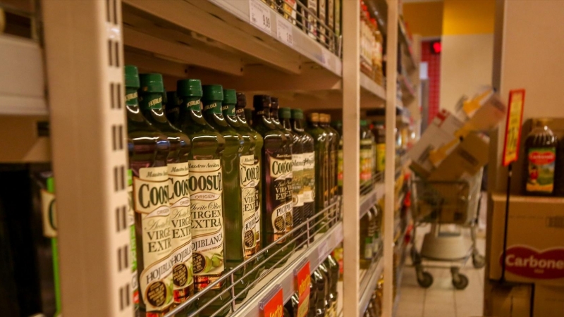 Sección del aceite de oliva en un supermercado en una foto de archivo