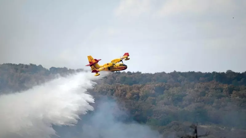 Un avión de extinción de incendios opera durante los esfuerzos para apagar un incendio forestal en la región de Evros, al norte de Grecia, el 1 de septiembre de 2023.