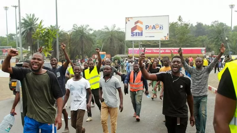 Un grupo de personas celebran y apoyan a los militares golpistas en Gabón, a 30 de agosto de 2023.