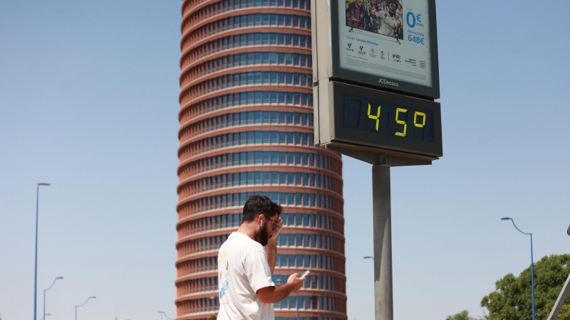 Un termómetro junto a la Torre Pelli marca 45 grados, a 24 de agosto en Sevilla (Andalucía, España).