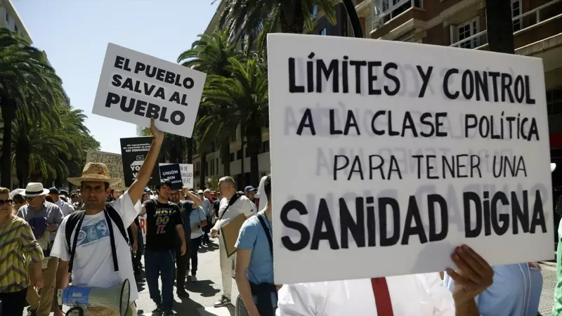 Detalles de la manifestación en defensa de una sanidad pública, a 25 de marzo de 2023 en Málaga, (Andalucía).
