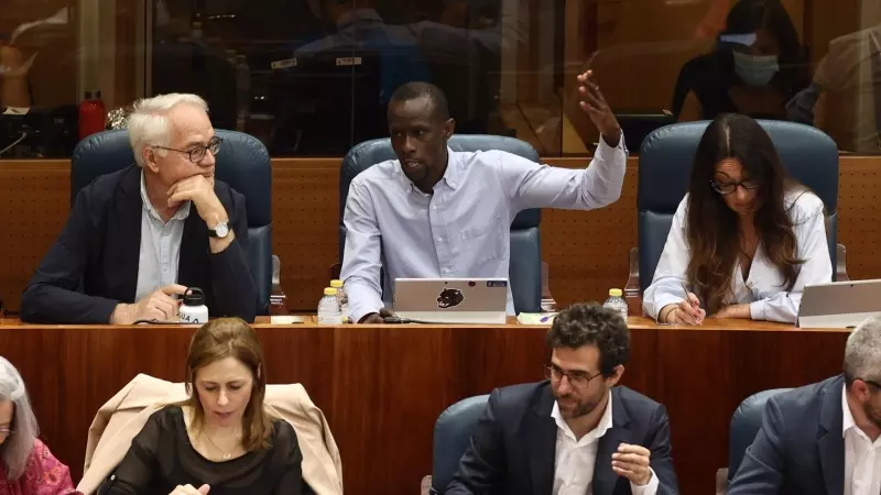 Serigne Mbaye Diouf (centro), exdiputado de Podemos en la Asamblea de Madrid y activista antirracista, durante una intervención en el pleno el 2 de junio de 2022.