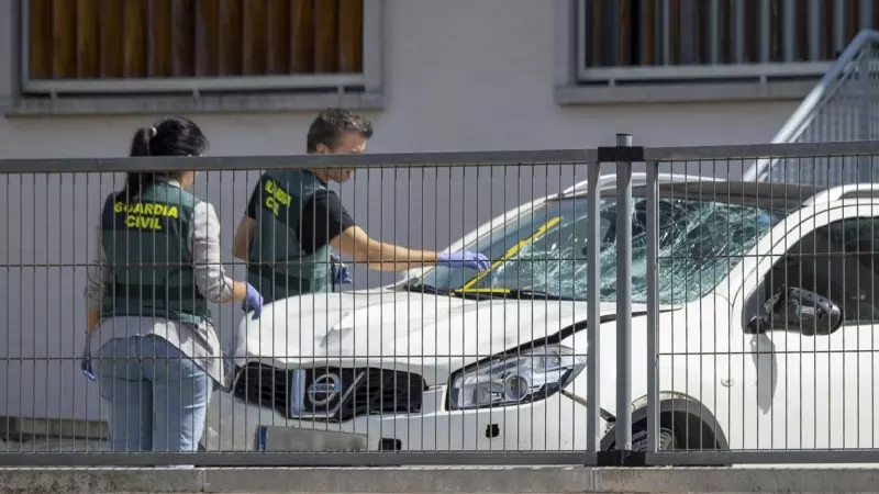 La Guardia civil examina el vehículo que provocó el atropello múltiple registrado en la noche de este lunes, en el aparcamiento del centro de salud de Haro.