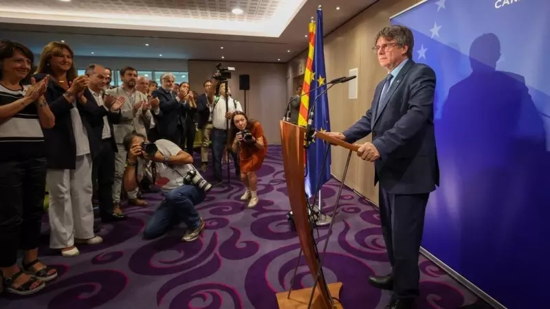 05/09/2023 - Carles Puigdemont a Brussel·les aquest dimarts, abans de pronunciar la conferència i aplaudit per dirigents de Junts.