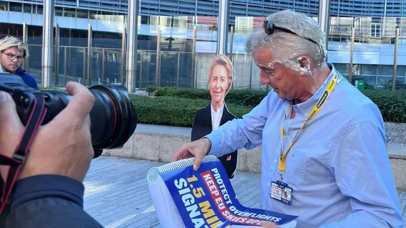 El director de Ryanair después de haber recibido un 'tartazo' en la cara, en Bruselas a 7 de septiembre de 2023.
