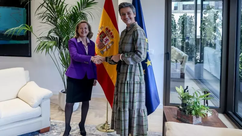 Nadia Calviño saluda a la vicepresidenta y comisaria de Competencia de la Comisión Europea, Margrethe Vestager, a 18 de noviembre de 2022, en Madrid.
