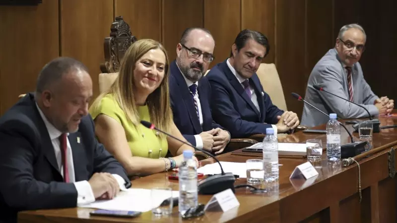 La delegada del Gobierno en Castilla y León, Virginia Barcones y el alcalde de Ponferrada, Marco Morala, en el centro de la imagen, a 8 de septiembre de 2023.