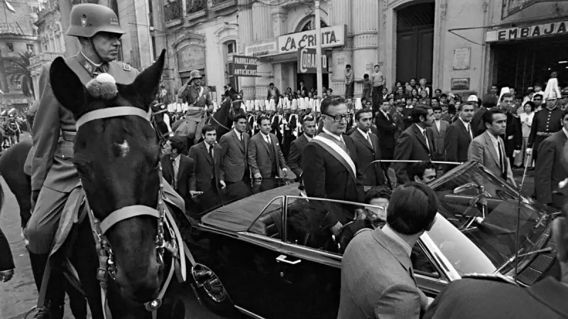 Salvador Allende, escoltado por Augusto Pinochet, en Santiago de Chile en 1970.