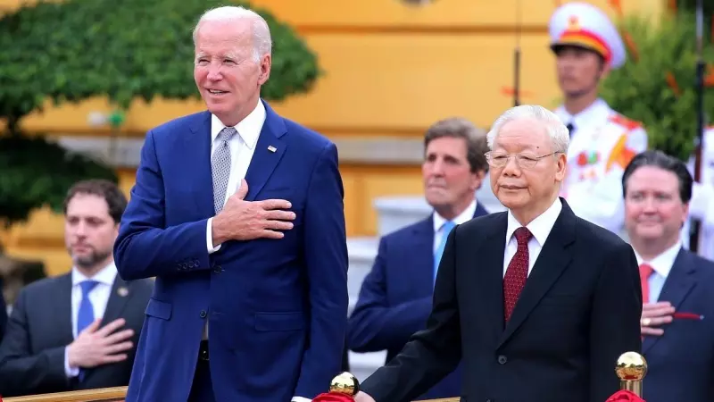 El secretario general del Partido Comunista vietnamita Nguyen Phu Trong y el presidente estadounidense Joe Biden revisan la guardia de honor en el Palacio Presidencial en Hanoi, Vietnam, 10 de septiembre 2023.