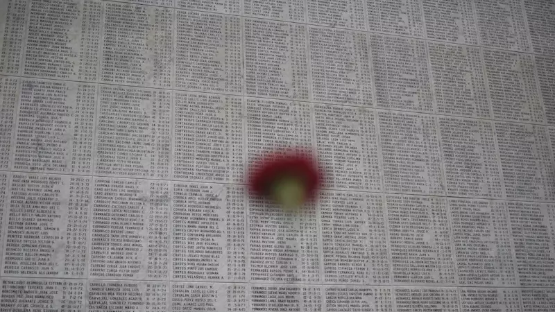 Monolito con los nombres de los prisioneros que desaparecieron durante la dictadura militar chilena, en Santiago, a 10 de septiembre de 2023.