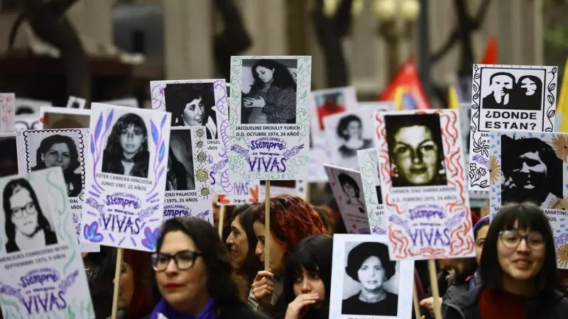 Manifestantes muestran retratos de desaparecidos durante una manifestación por los 50 años del golpe de Estado en Chile, a 10 de septiembre de 2023.