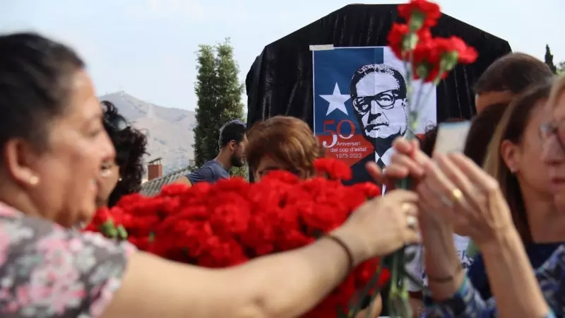 11/09/2023 - Imatge de l'homenatge a Salvador Allende que s'ha fet a Barcelona aquest dilluns, en el 50è aniversari de la seva mort.